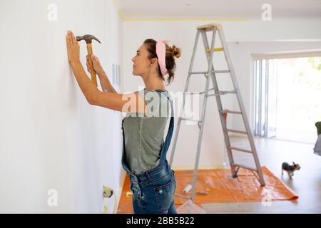 Frauen in sozialer Distanzierung, die Heimwerker machen Stockfoto