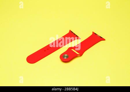 Sillikonriemen für eine elegante, rote Uhr auf Yelow Hintergrund Stockfoto