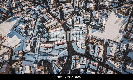 Luftbild der Häuser im Winter in Tegernsee, Bayern, Deutschland. Stockfoto