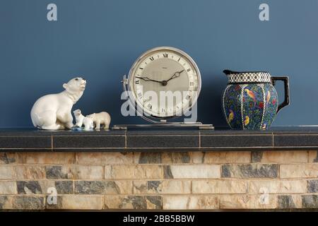 Foto von Gegenständen auf einem Kaminmantelregal aus den 1960er Jahren