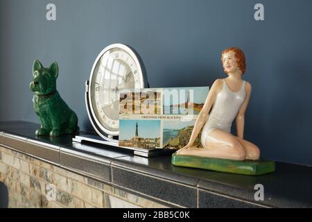 Foto von Gegenständen auf einem Kaminmantelregal aus den 1960er Jahren