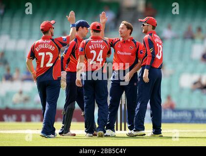 Graham Napier von Essex Eagle (2. Rechts) feiert mit seinen Teamkollegen, nachdem er das Wicket von Jason Roy aus Surrey (nicht abgebildet) genommen hat Stockfoto