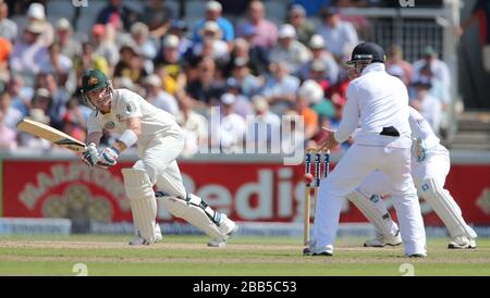 Australien Braddin Haddin trifft am Ball vorbei an Englands Ian Bell vor dem Bowler Graeme Swann Stockfoto