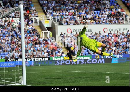 Ipswich Town Torwarter Scott Loach kann den abgelehnen Schuss von Danny Guthrie für den Lesesieger nicht stoppen Stockfoto