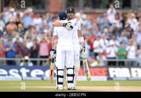 Englands Kevin Pietersen feiert sein Jahrhundert mit Jonny Bairstow Stockfoto