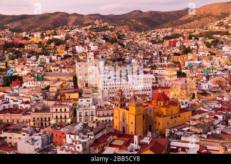 Mexiko, die Skyline von Guanajuato, von Monumento a El Pïpila aus gesehen. Guanajuato, ein UNESCO-Weltkulturerbe Stockfoto