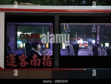 (200330) -- TAIPEH, 30. März 2020 (Xinhua) -- in der Hauptverkehrszeit in Taipeh, Südostchina Taiwan, 30. März 2020 werden nur zwei Passagiere in einem Bus gesehen. Die Gesamtzahl der Fälle von neuartigen Coronavirus Disease (COVID-19) in Taiwan ist um acht auf 306 gestiegen, sagte die epidemische Überwachungsbehörde der Insel am Montag. (Xinhua/Jin Liwang) Stockfoto