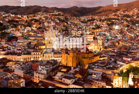 Mexiko, die Skyline von Guanajuato, von Monumento a El Pïpila aus gesehen. Guanajuato, ein UNESCO-Weltkulturerbe Stockfoto