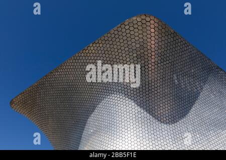 Mexiko, Mexiko-Stadt, Soumaya-Museum, Museumsaußenseite des Architekten Fernando Romero. Von Carlos Slim für seine persönliche europäische und mexikanische Kunst entwickelt Stockfoto