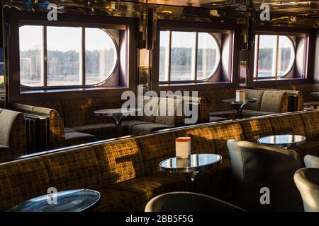 Freizeitbereich mit Sofas und Tischen an Bord eines Fährschiffs Stockfoto