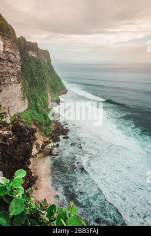 Der Uluwatu-Tempel (Pura Luhur Uluwatu) ist ein balinesischer Hindu-Meerestempel in Uluwatu. Es ist berühmt für seine großartige Lage, die sich auf dem Gipfel befindet Stockfoto