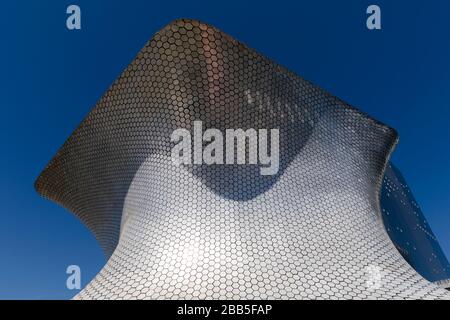 Mexiko, Mexiko-Stadt, Soumaya-Museum, Museumsaußenseite des Architekten Fernando Romero. Von Carlos Slim für seine persönliche europäische und mexikanische Kunst entwickelt Stockfoto