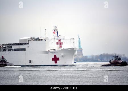 Der USNS Comfort kommt in Manhattan an, um Krankenhäusern bei der Behandlung von Patienten während des Coronavirus-Ausbruchs in den Vereinigten Staaten zu helfen. Stockfoto