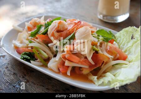 Thailändische Küche, Platte mit Blume mit zwei Gabeln Stockfoto