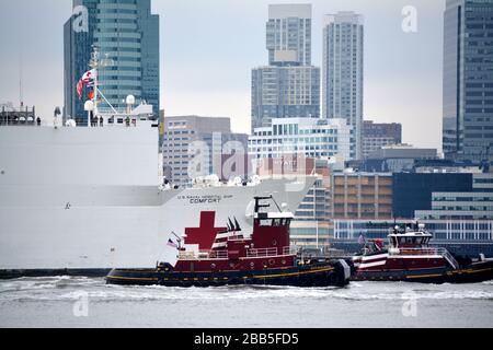 Der USNS Comfort kommt in Manhattan an, um Krankenhäusern bei der Behandlung von Patienten während des Coronavirus-Ausbruchs in den Vereinigten Staaten zu helfen. Stockfoto