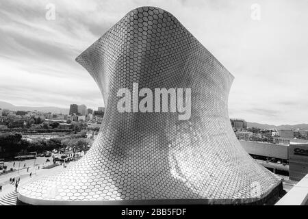 Mexiko, Mexiko-Stadt, Soumaya-Museum, Museumsaußenseite des Architekten Fernando Romero. Von Carlos Slim für seine persönliche europäische und mexikanische Kunst entwickelt Stockfoto