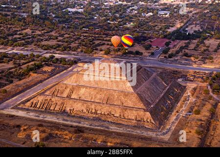Mexiko, Mexiko-Stadt, die archäologische Zone Teotihuacán, Mexikos größtes prähispanisches Reich. Heißluftballons bei Sonnenaufgang über dem Pyrámide del Sol Stockfoto