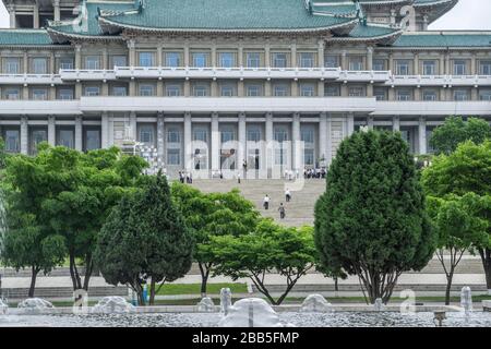 Brunnen vor dem großen Volksstudienhaus, Pjöngjang, Nordkorea Stockfoto