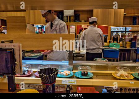 Sushi Belt Restaurant im Omicho Market, Kanazawa, Japan Stockfoto