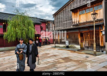 Junges Paar mit traditionellem Kimono im Higashi-Chaya-Viertel, Kanazawa, Japan. Stockfoto