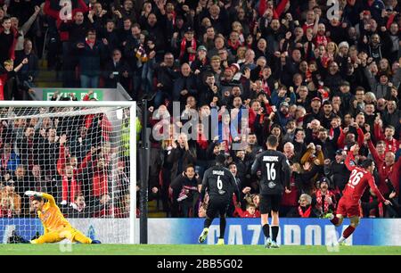 Liverpools Andrew Robertson (rechts) feiert das erreichen des zweiten Tores seiner Seite Stockfoto