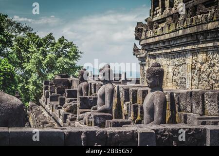 Buddha-Statuen im Buddistischen Tempel von Borobudur in Yogyakarta. Java, Indonesien Stockfoto