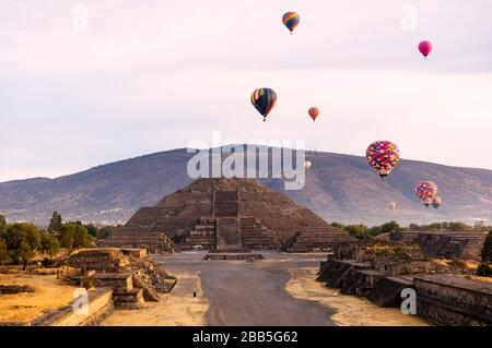 Mexiko, Mexiko-Stadt, die archäologische Zone Teotihuacán, Mexikos größtes prähispanisches Reich. Heißluftballons bei Sonnenaufgang über dem Pyrámide del Sol Stockfoto