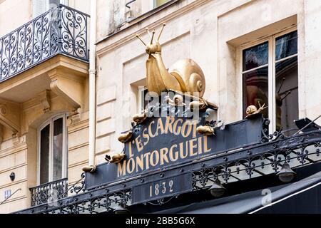 Fassade und Hinweisschild für l'Escargot Montorgueil - ein historisches Restaurant an der Rue Montorgueil, 1. Bezirk, Paris, Frankreich Stockfoto