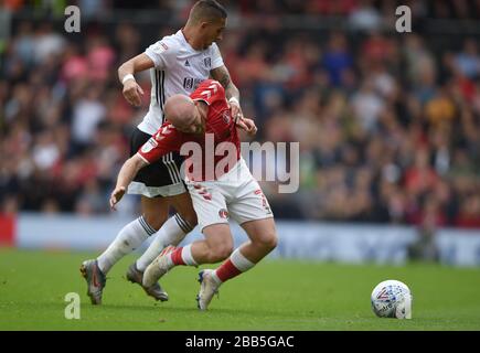 Der Kampf von Jonny Williams (rechts) und Anthony Knockaert von Fulham von Charlton Athletic um den Ball Stockfoto