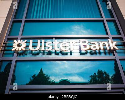 BELFAST, NORDIRLAND - Außenbeschilderung der Ulster Bank Filiale am Donegall Square im Zentrum von Belfast Stockfoto