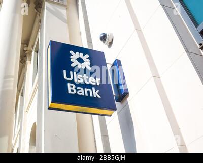 BELFAST, NORDIRLAND - Außenbeschilderung der Ulster Bank Filiale am Donegall Square im Zentrum von Belfast Stockfoto