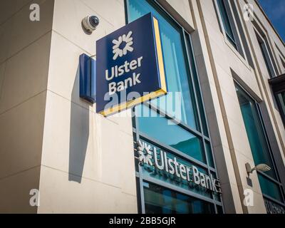 BELFAST, NORDIRLAND - Außenbeschilderung der Ulster Bank Filiale am Donegall Square im Zentrum von Belfast Stockfoto