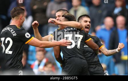 Adama Traore (NO37) von Wolverhampton Wanderers feiert mit Conor Coady (Mitte), Leander Dendoncker (links) und Ruben Neves (rechts) das zweite Tor seiner Seite. Stockfoto