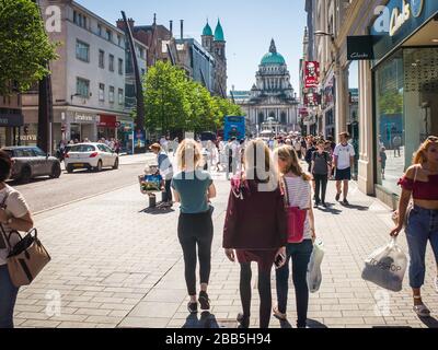 BELFAST, NORDIRLAND - Belfast Shopping High Street - Menschen, die in der zentralen Einkaufsgegend von Belfast spazieren und entspannen Stockfoto