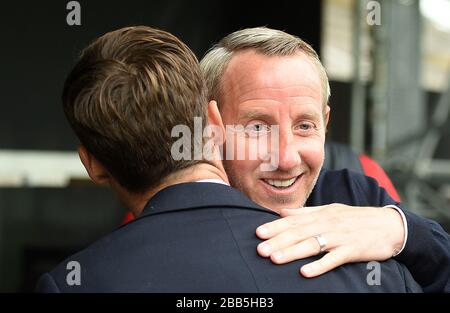 Fulham-Manager Scott Parker (links) begrüßt den Charton Athletic Manager Lee Bowyer Stockfoto