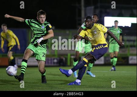 Der Amadou Bakayoko (rechts) von Coventry City hat auf Druck von Liam Kitching ein Tor geschossen Stockfoto