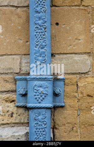 Nahaufnahme der blauen Pfeife mit strukturiertem Design Muster auf Stein Hütte Wand, Cotswolds, England, UK Stockfoto