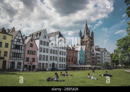 Eine Reihe von bunten Häuser an den Ufern des Rheins vor der Kirche St. Martin in Köln, Deutschland Stockfoto