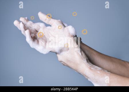Hände waschen mit Seifenschaum, um die Kovid-19 über blauem Hintergrund, Viren- und Bakterienprävention Konzept, horizontales Foto, Kopierraum für Text zu entfernen Stockfoto