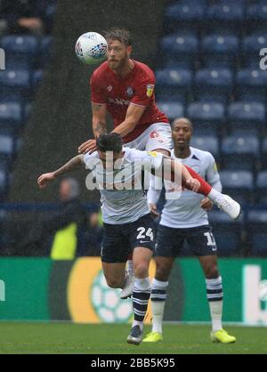 Der Kampf von Sean McGuire (unten) und Nathan Baker von Bristol City um den Ball Stockfoto