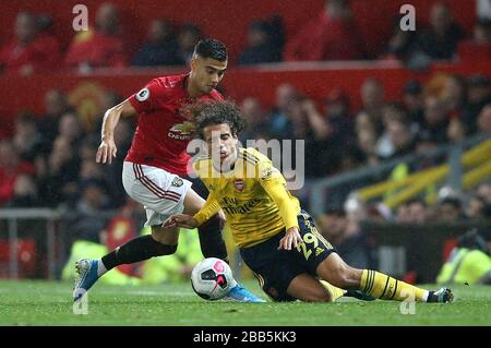 Andreas Pereira (links) von Manchester United und Matteo Guendouzi von Arsenal kämpfen um den Ball Stockfoto