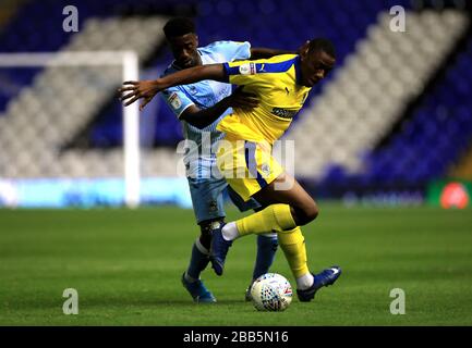 Der von Coventry City gespielte Jordy Hiwula (links) und der von Wimbledon gespielte Paul Kalambayi (rechts) kämpfen um den Ball Stockfoto