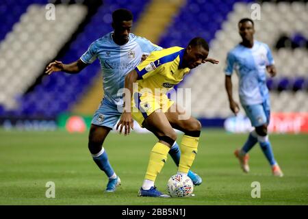 Wimbledons Kampf um Paul Kalambayi (rechts) und Jordy Hiwula (links) von Coventry City um den Ball Stockfoto