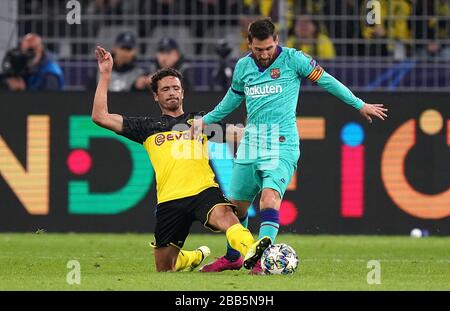 Borussia Dortmunds Thomas Delaney (links) und Barcelonas Lionel Messi (rechts) kämpfen um den Ball Stockfoto