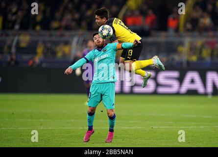 Barcelonas Lionel Messi (links) und Borussia Dortmunds Raphael Guerreiro (rechts) kämpfen um den Ball Stockfoto