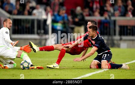 Bayern Münchens Robert Lewandowski (Mitte) punktet mit seinem zweiten Tor Stockfoto