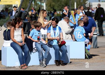 Die Fans von Manchester City warten vor Spielbeginn vor dem Etihad Stadium Stockfoto