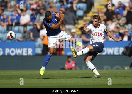 Leicester City-Youri Tielemans (links) und Tottenham Hotspur kämpfen Jan Vertonghen um den Ball Stockfoto