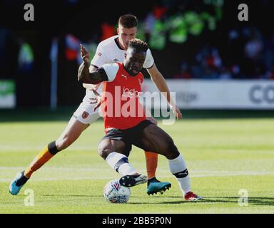 Luton Town's Kazenga LuaLua (rechts) anf Hull City's Reece Burke (links) während des Sky Bet EFL Championship Match im Kenilworth Road Stadium, Luton. Stockfoto