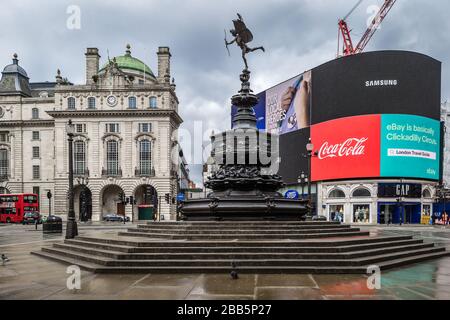 Plakat im Piccadilly Circus und der Rest Großbritanniens auf Lockdown, während die Welt versucht, gegen die Corona-Virus-Pandemie vorzugehen. Stockfoto